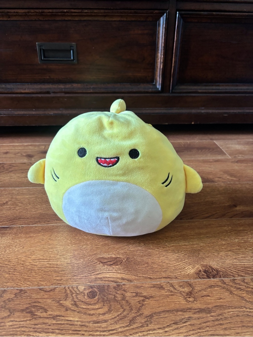 Squishmallows: yellow baby shark 8"